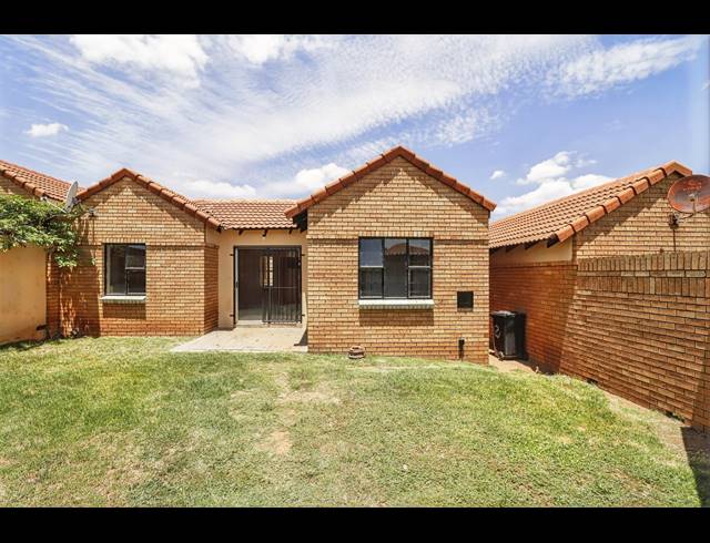 2 BEDROOM TOWNHOUSE FOR SALE IN HALFWAY GARDENS